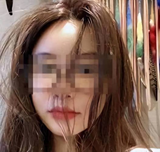 東莞出軌取證公司-這名女子出軌兒子的同學被捕，丈夫生氣想打妻子，但她被兒子保護著